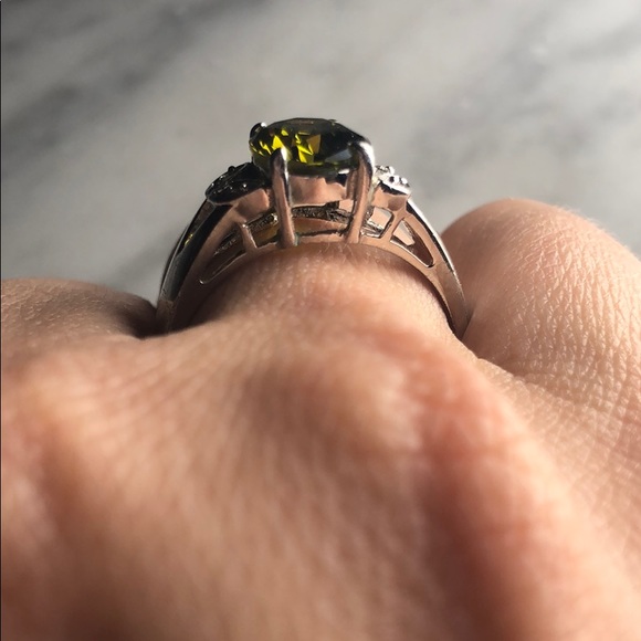 Light Green ring - Picture 4 of 8